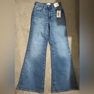 ⭐️NWT⭐️ Universal Thread~Women’s 70’s High Rise Flare Jeans~ Size 2